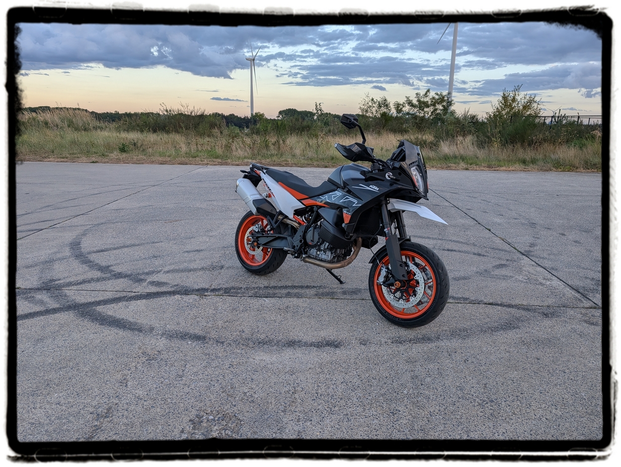 Review: KTM 890 SMT – Team Throttle